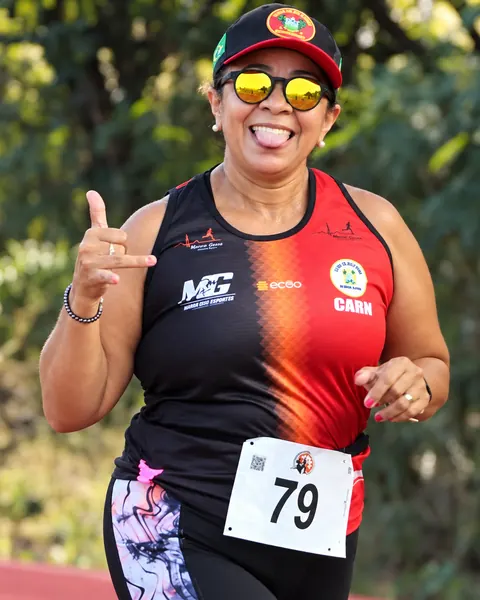 Atleta sorrindo durante a prova