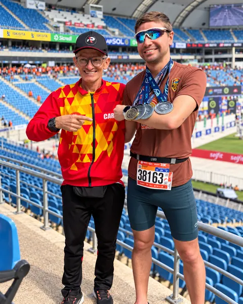Dois atletas com medalhas na arquibancada da Arena das Dunas