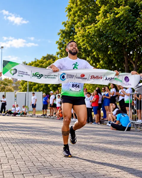 Atleta rompendo a faixa de chegada