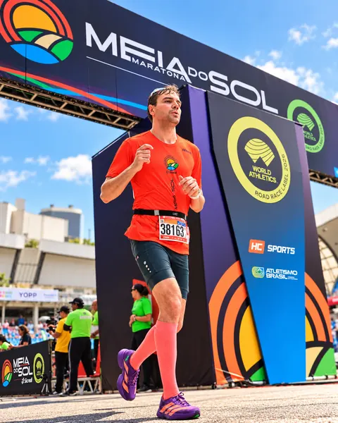 Atleta da MG cruzando o pórtico da Meia Maratona do Sol