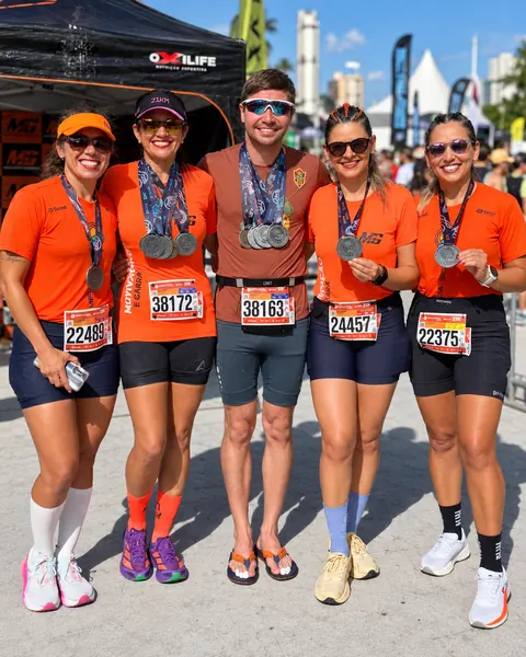 Cinco atletas exibindo medalhas