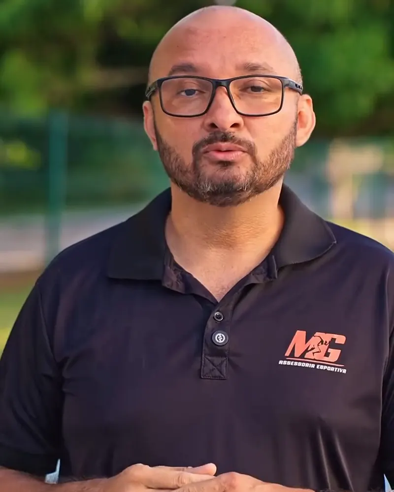 Flávio Martins, treinador da MG, na pista de atletismo