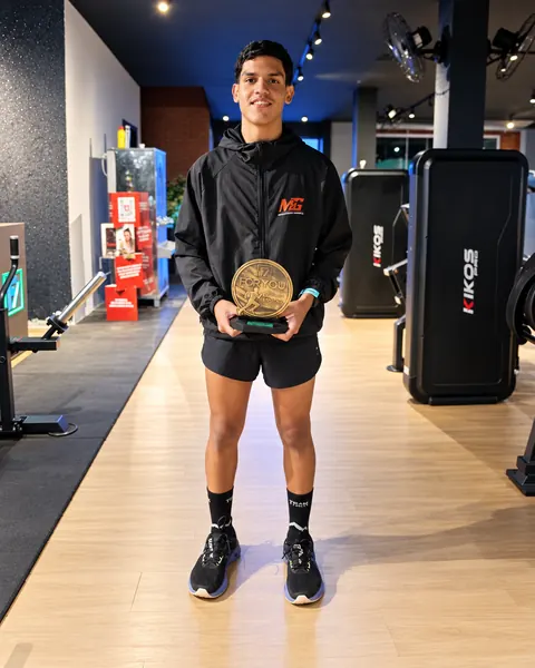 Jovem atleta segurando troféu