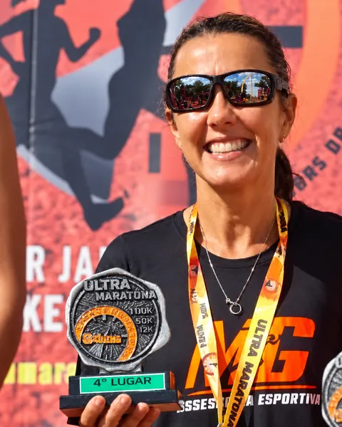 Atleta com troféu de 4º lugar em ultramaratona