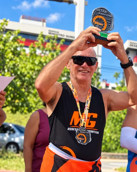 Atleta veterano erguendo troféu